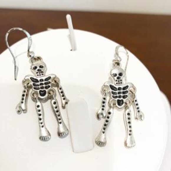 Jointed Skeleton Silver Tone Halloween Dangle Earrings. - Picture 1 of 12